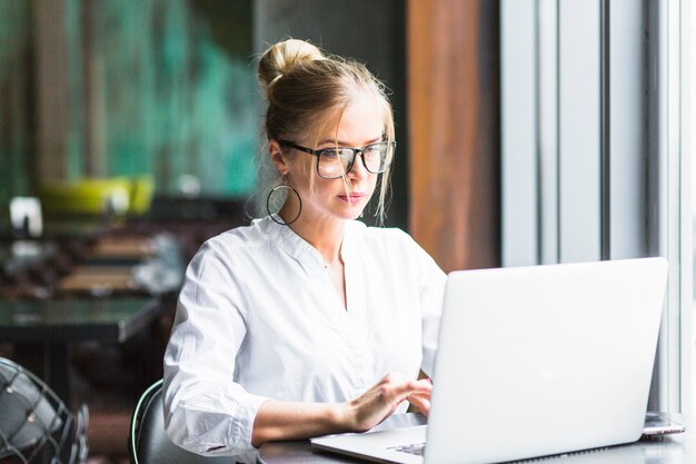 Geschäftsfrau, die an Laptop arbeitet