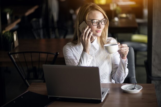 Geschäftsfrau, die arbeitet