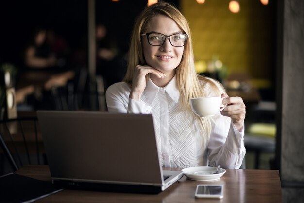 Geschäftsfrau, die arbeitet