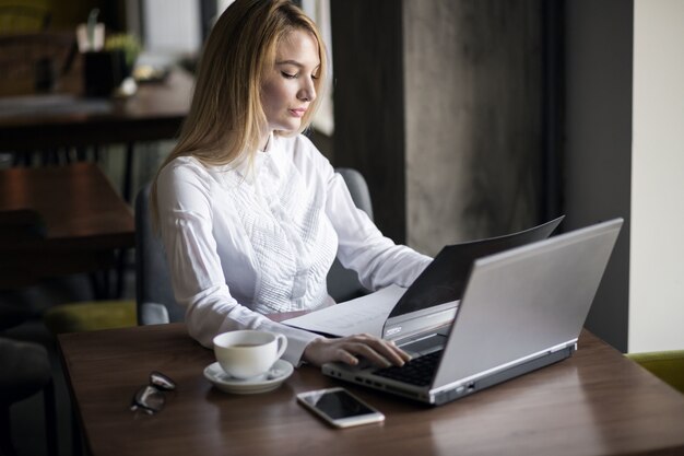 Geschäftsfrau, die arbeitet