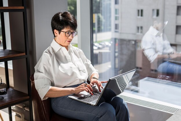 Geschäftsfrau, die auf ihrem Laptop tippt