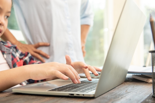 Geschäftsfrau, die auf Laptop am Arbeitsplatz Frau schreibt, die in Bürohandtastatur arbeitet.