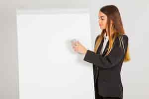 Kostenloses Foto geschäftsfrau, die das whiteboard löscht
