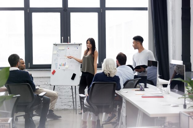 Geschäftsfrau, die eine Präsentation im Büro macht