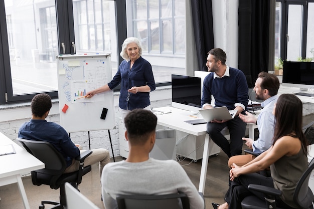 Geschäftsfrau, die eine Präsentation im Büro macht