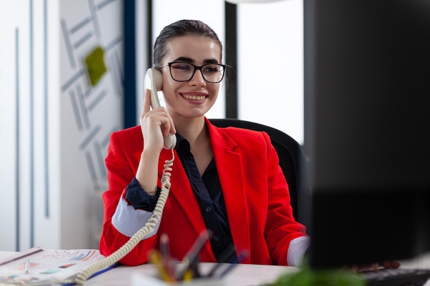 Geschäftsfrau, die eine Telefonabdeckung mit Finanzberater hat