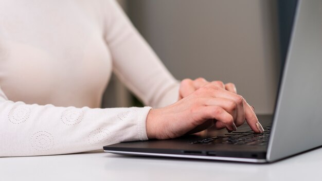 Geschäftsfrau, die ihren Laptop für ihren Blumenladen benutzt