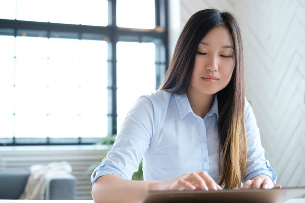 Geschäftsfrau, die im Büro arbeitet