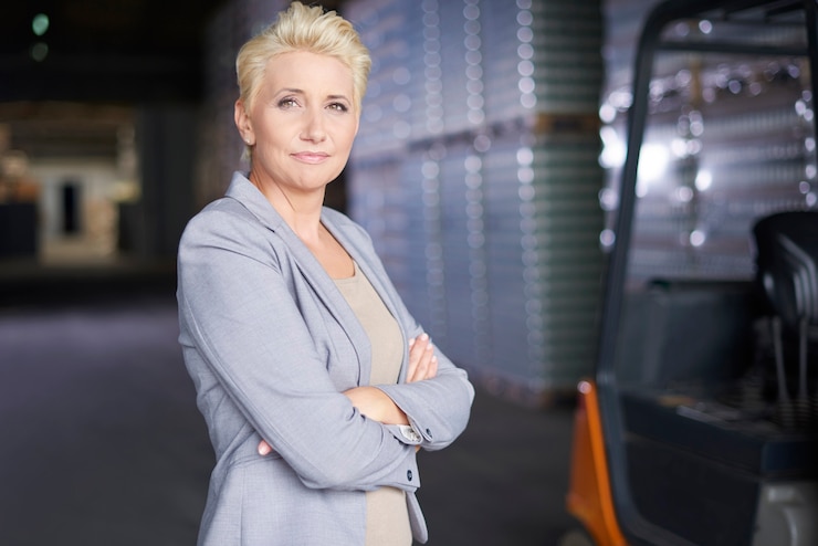 Kostenlose Foto geschäftsfrau, die im lager arbeitet