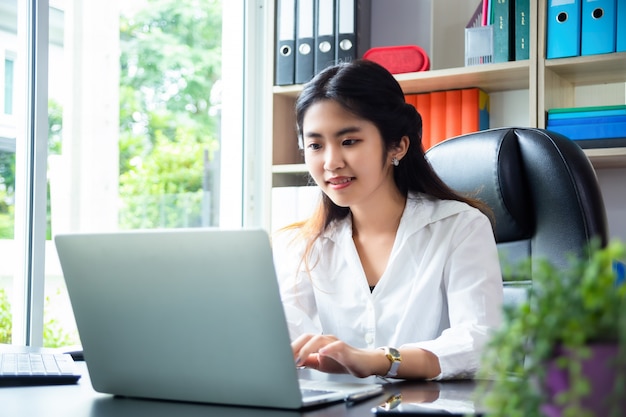 Geschäftsfrau, die im modernen Büro arbeitet