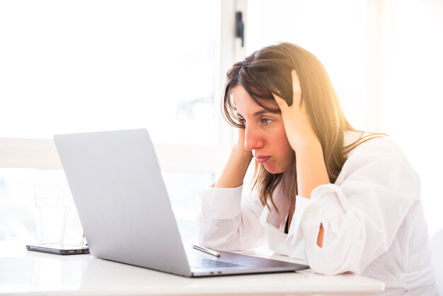 Geschäftsfrau, die in einem Büro arbeitet