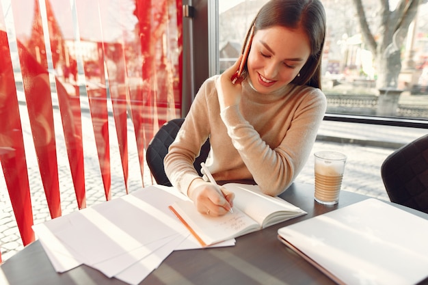 Geschäftsfrau, die in einem Café arbeitet