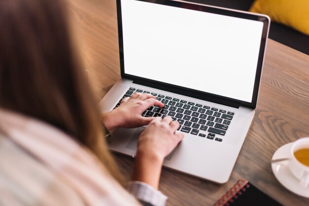 Geschäftsfrau, die Laptop in der Kaffeestube verwendet