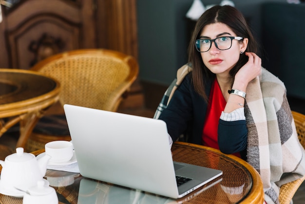 Geschäftsfrau, die Laptop in der Kaffeestube verwendet