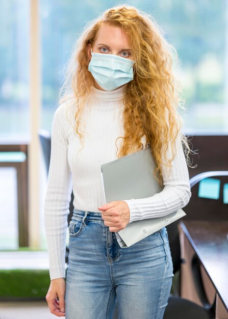 Geschäftsfrau, die medizinische Maskenvoransicht trägt