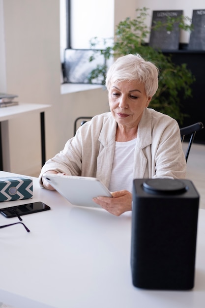 Geschäftsfrau, die mit digitalem Assistenten arbeitet