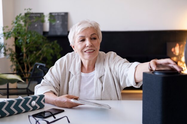 Geschäftsfrau, die mit digitalem Assistenten arbeitet