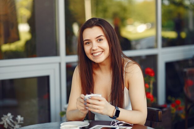 Geschäftsfrau, die mit einer Tablette in einem Café arbeitet