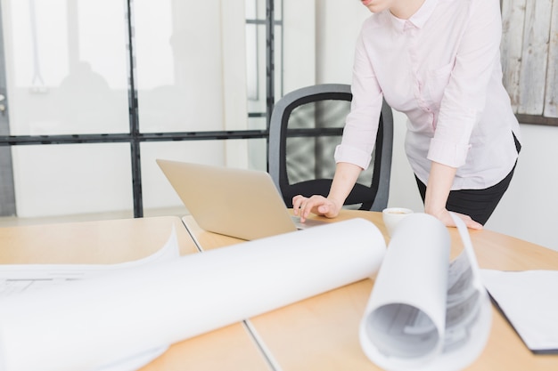 Geschäftsfrau, die mit Laptop im Büro arbeitet