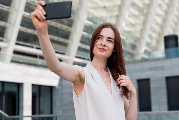 Geschäftsfrau, die Smartphone in der Straße verwendet