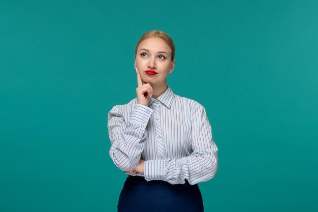 Geschäftsfrau, die süßes Mädchen im Büro-Outfit denkt und nach oben schaut