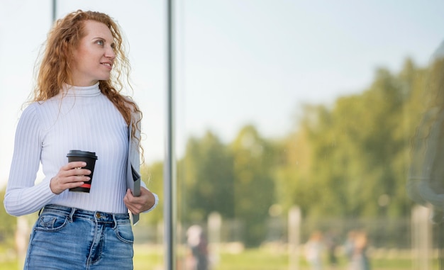 Kostenloses Foto geschäftsfrau hält ihren morgenkaffee