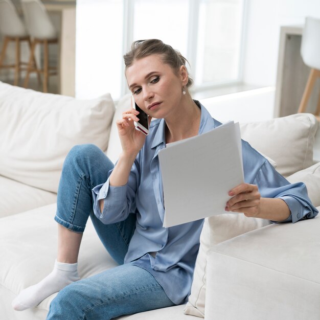 Geschäftsfrau hält Telefon