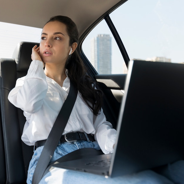 Geschäftsfrau im Auto, die am Telefon spricht