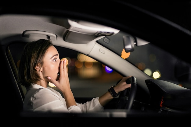 Kostenloses Foto geschäftsfrau im auto