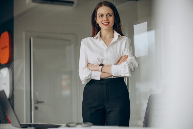 Geschäftsfrau im Büro, das einen Computer bereitsteht