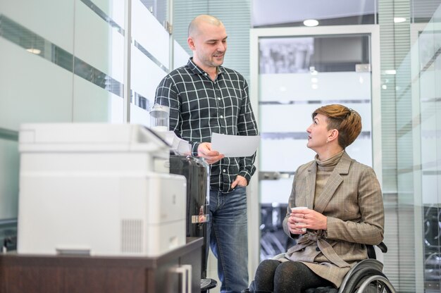 Geschäftsfrau im Rollstuhl im Büro