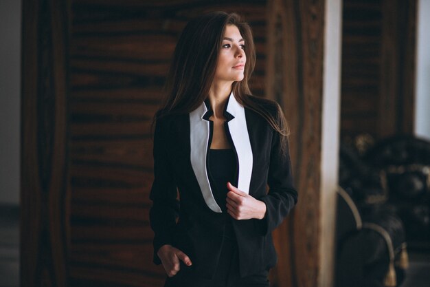 Geschäftsfrau im schwarzen Anzug