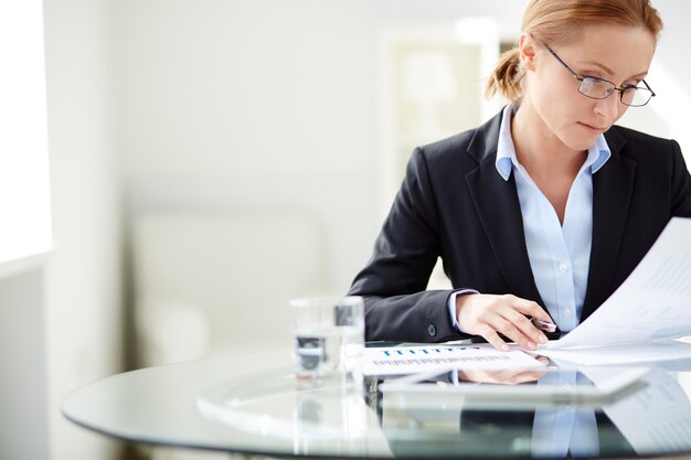 Geschäftsfrau mit Brille hart arbeiten