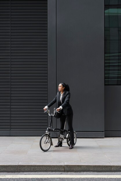 Geschäftsfrau mit dem Fahrrad