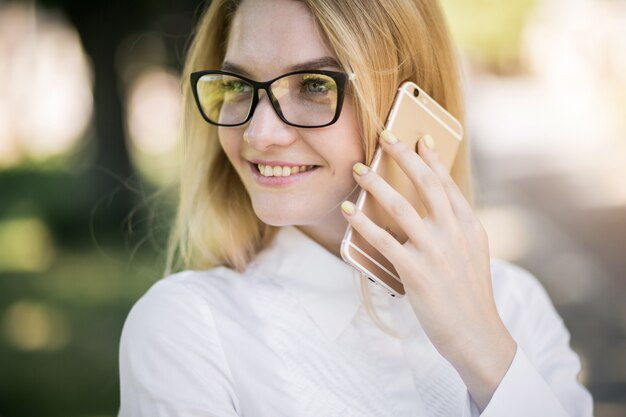 Geschäftsfrau mit dem Telefon