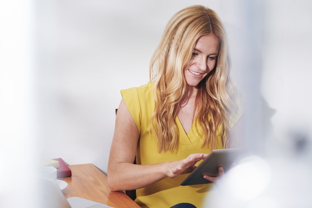 Geschäftsfrau mit digitaler Tablette