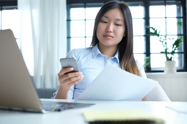 Geschäftsfrau mit einem Smartphone