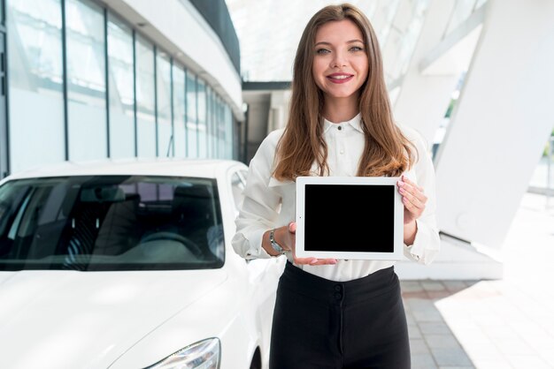 Geschäftsfrau mit einer Tablette in der Straße