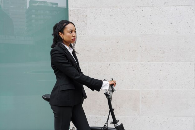 Geschäftsfrau mit Fahrrad