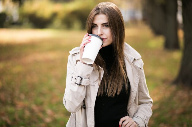 Geschäftsfrau mit Kaffee