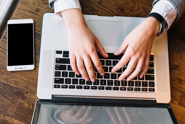 Geschäftsfrau mit Laptop in der Kaffeestube