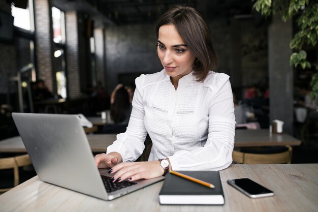 Geschäftsfrau mit Laptop