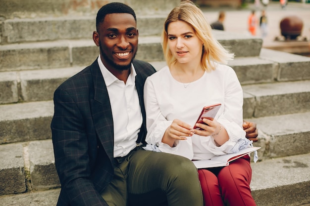 geschäftsfrau mit partner in einer stadt