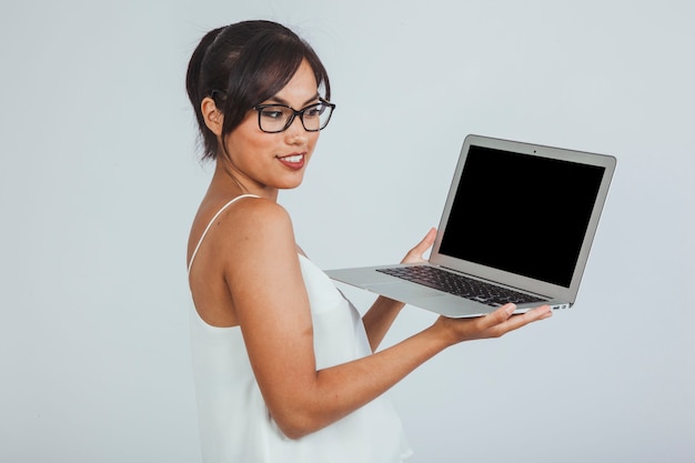 Geschäftsfrau posiert mit Laptop