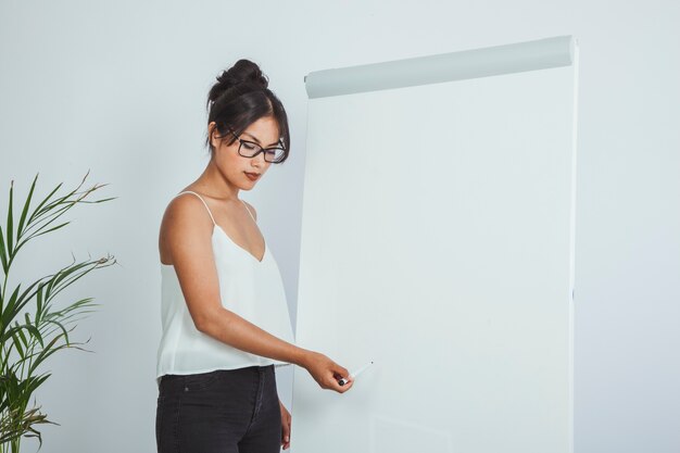 Geschäftsfrau während einer Präsentation mit Whiteboard