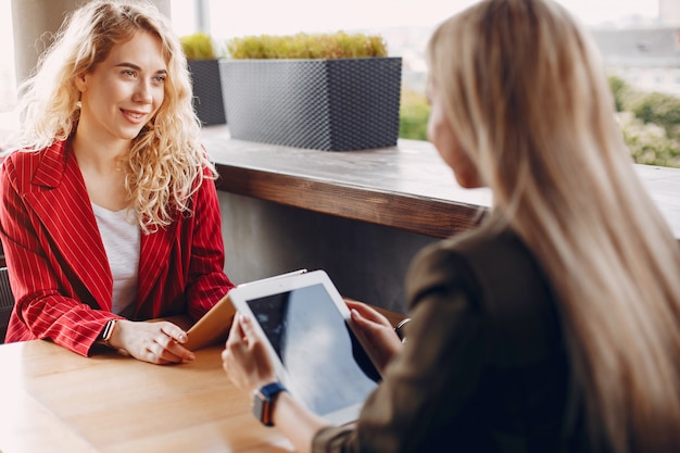 Geschäftsfrauen arbeiten zusammen