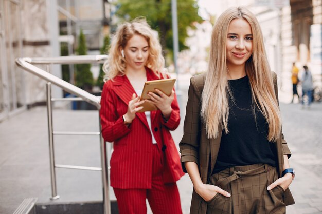 Geschäftsfrauen arbeiten zusammen