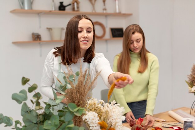 Geschäftsfrauen, die am Blumenladen arbeiten