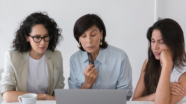 Geschäftsfrauen, die an schwierigem Projekt arbeiten