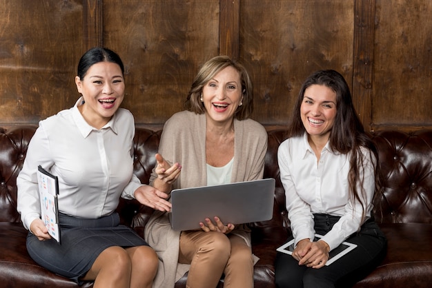 Geschäftsfrauen, die ein gutes Lachen haben